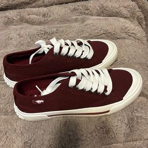 NWOT rocket dog plush foam sneakers